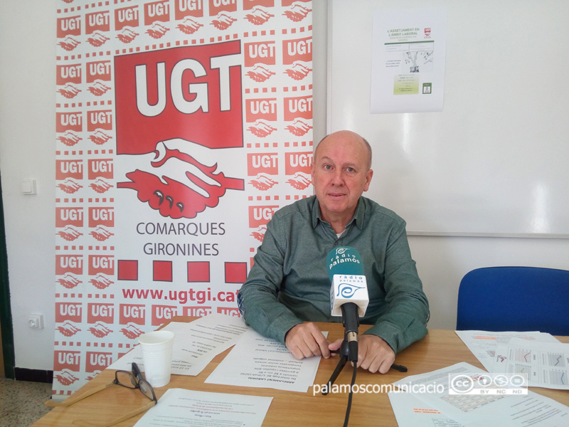 Xavier Casas, secretari general de la UGT a les comarques gironines, aquest matí a la seu del sindicat a Palamós.