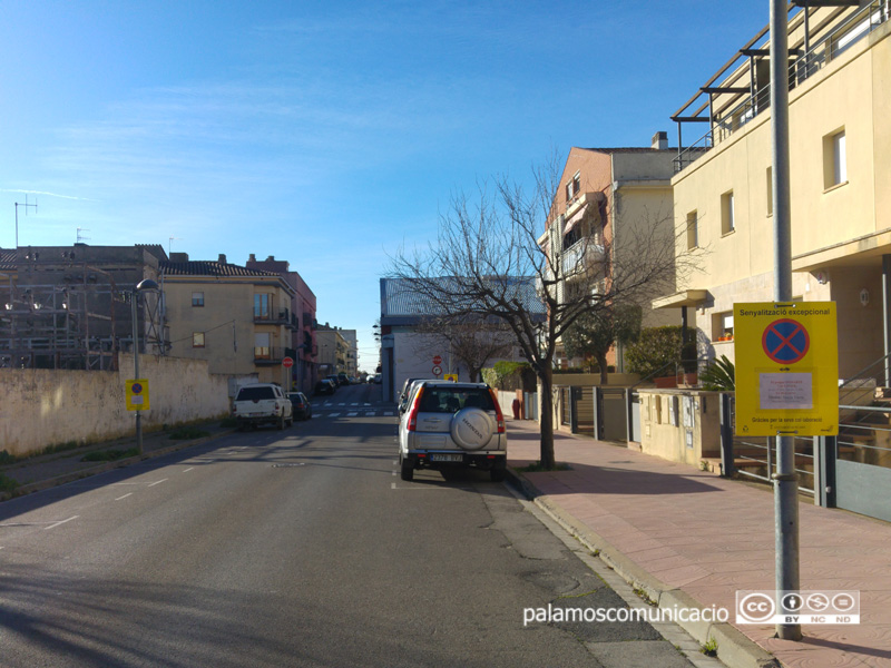 Senyalització al carrer de Provença informant que demà s'hi farà una neteja intensiva.