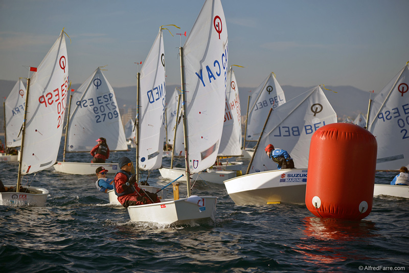 Regatistes ahir en l'única màniga que es va poder disputar en la primera jornada de l'Optimist Trophy.