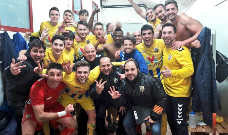 Els jugadors del Palamós celebrant la victòria al vestidor. (Foto: Twitter Palamós CF).