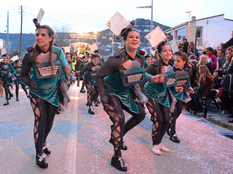 Rua del Carnaval de Calonge, aquest passat diumenge. (Foto: Ajuntament de Calonge i Sant Antoni).