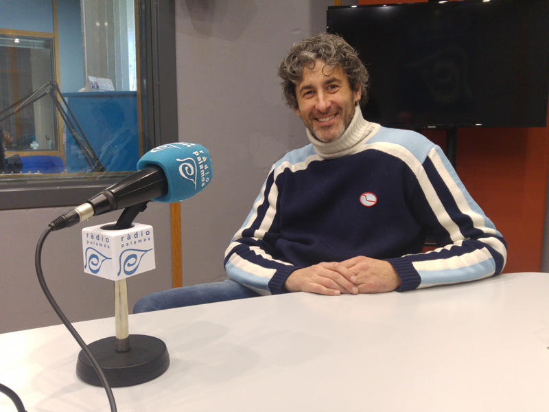 Àlex Brull, als estudis de Ràdio Palamós.