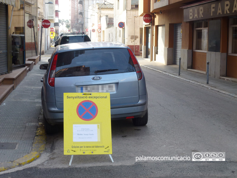Senyalització al carrer d'Orient informant que demà s'hi farà una neteja intensiva.