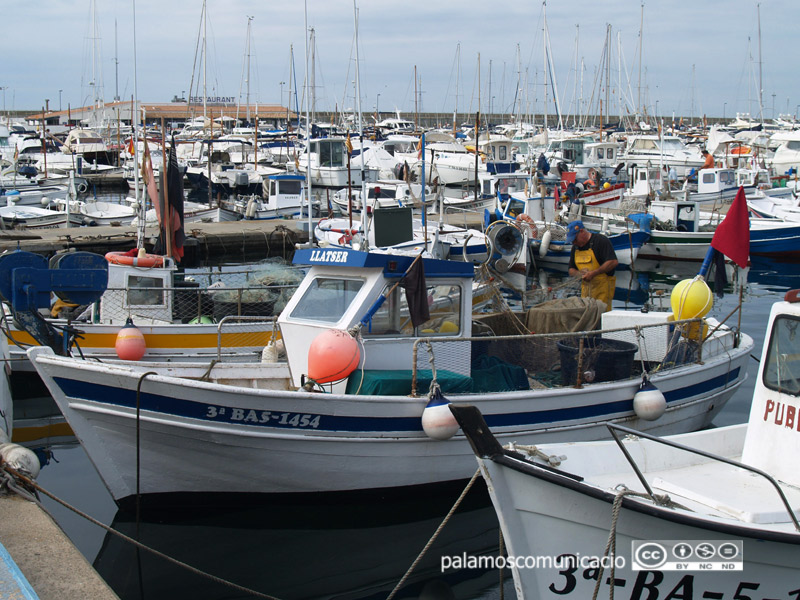 Embarcació de pesca artesanal al port de Palamós.