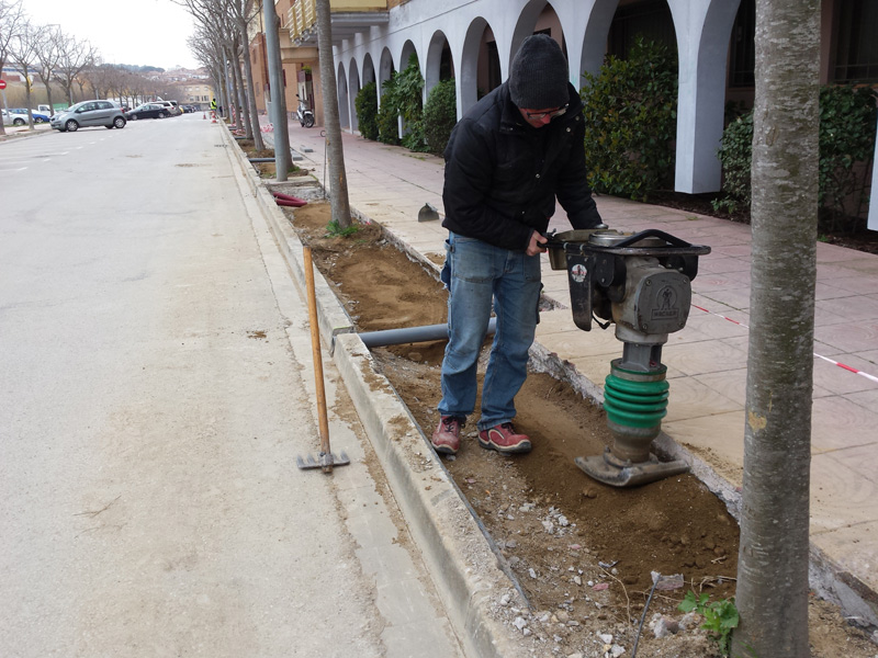 Treballs de millora de la vorera del carrer de Santiago Bañeras. (Foto: Ajuntament de Palamós).