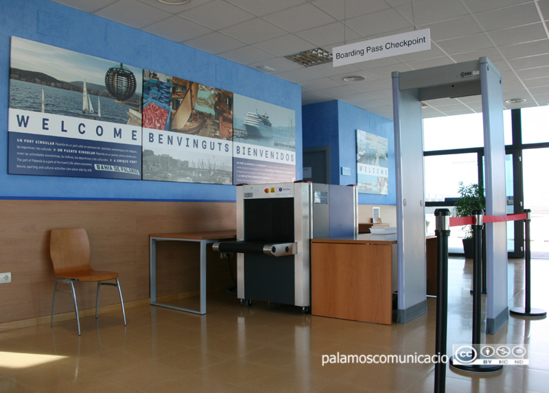 Control d'accés de passatgers a l'Estació Marítima del port de Palamós.