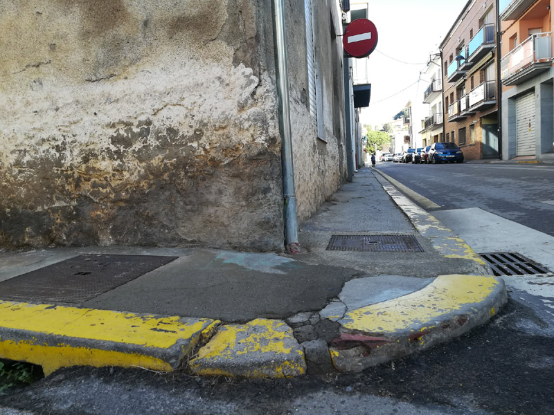 Es repararan trams de vorera molt deteriorats. (Foto: Ajuntament de Palamós).