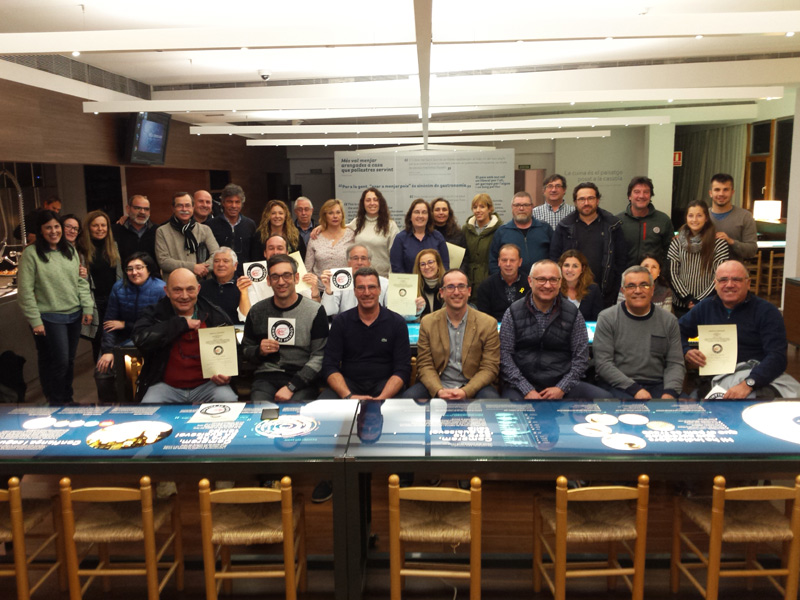 Acte de lliurament dels certificats als 12 establiments que l'any passat es van incorporar a la marca de garantia Gamba de Palamós. (Foto: Ajuntament 