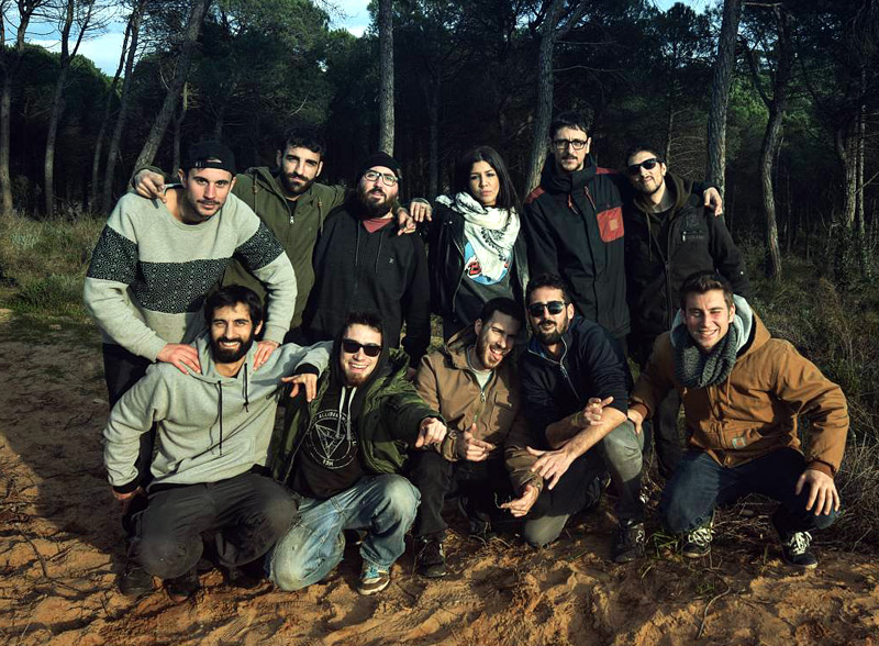 Els integrants de l'EAM amb l'equip de gravació del videoclip. (Foto: exercitam.com).