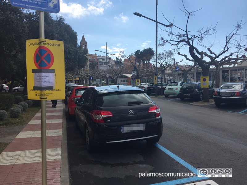 Senyalització al passeig del Mar informant que demà s'hi farà una neteja intensiva.
