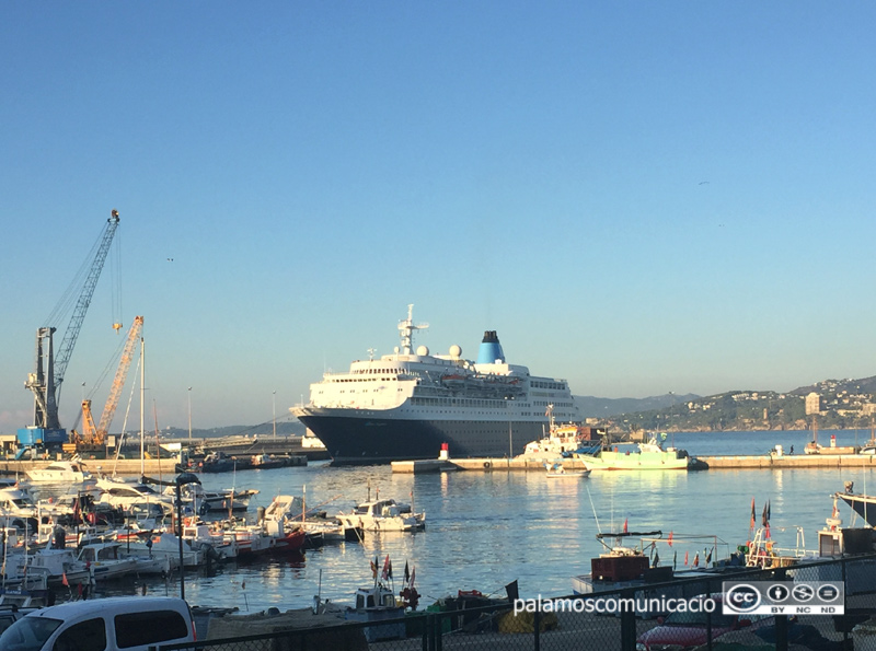 El Saga Sapphire al port de Palamós en una imatge d'arxiu.