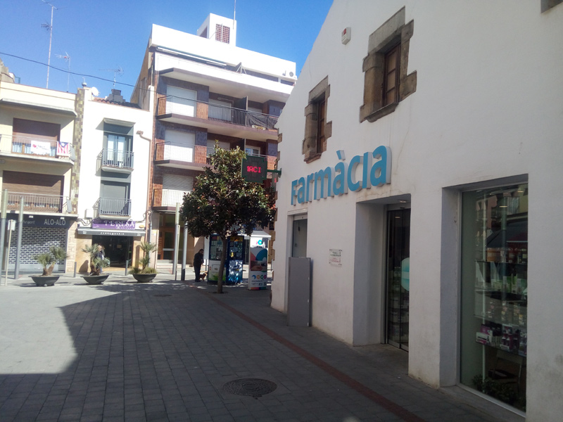 Farmàcia Baviera, situada al carrer Major, a tocar de la plaça dels Arbres.