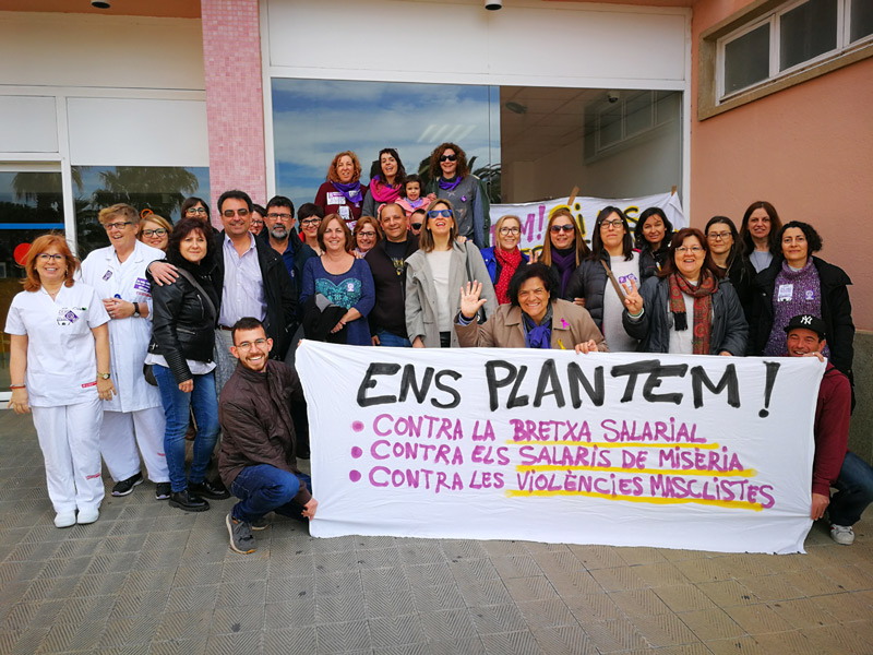 Concentració en suport de la vaga feminista, aquest matí a l'entrada de l'Hospital de Palamós . Foto: CCOO Hptal Palamós i PGG
