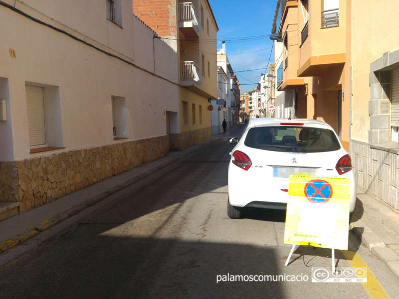 Senyalització al carrer de Pere Joan informant que demà s'hi farà una neteja intensiva.