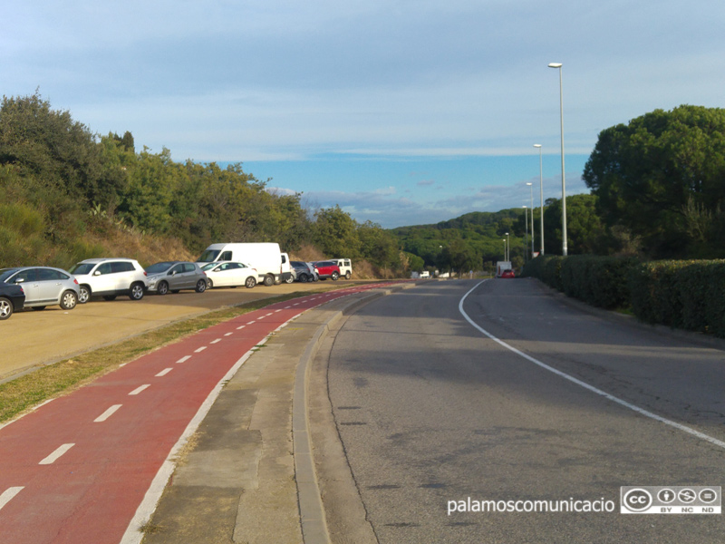 Ronda de l'Est del Vial del Port, entrel carrer de Roqueta i el camí Vell de la Fosca.