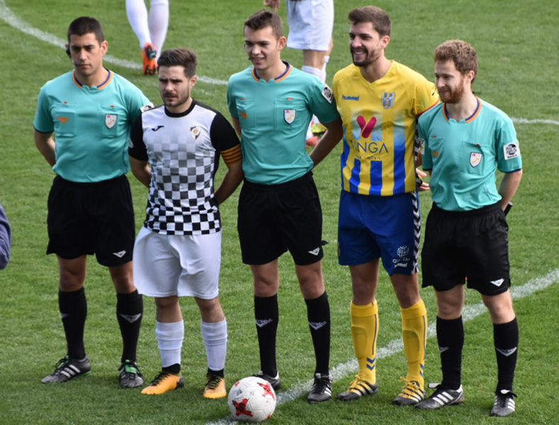 Els capitans de Palamós i Horta amb la tripleta arbitral. (Foto: macdah).
