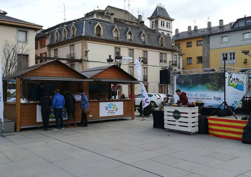 Estands promocionals de Calonge i Sant Antoni i Begur, a la plaça de Santa Maria de Puigcerdà. (Foto: Ajuntament de Calonge i Sant Antoni).