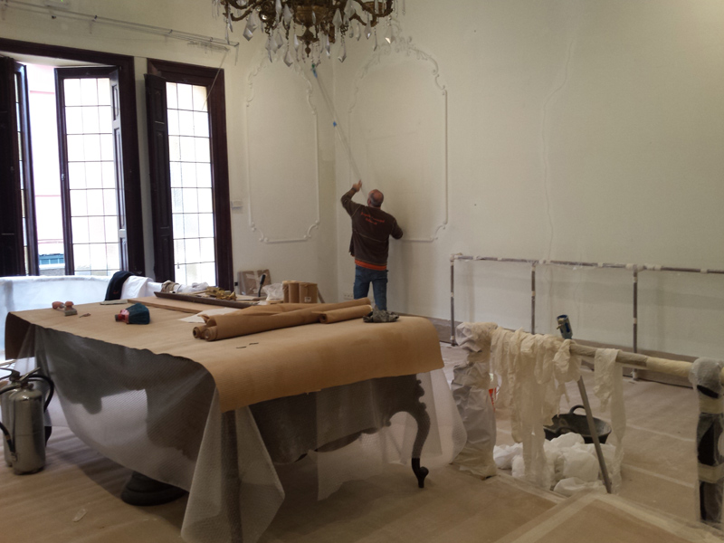 Entre d'altres actuacions, s'està pintant la Sala Noble. (Foto: Ajuntament de Palamós).
