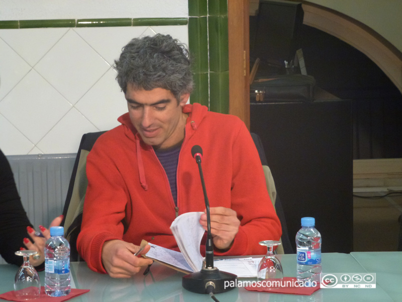 Joan Bohigas, regidor de la CUP a l'Ajuntament de Palamós, durant un Ple.