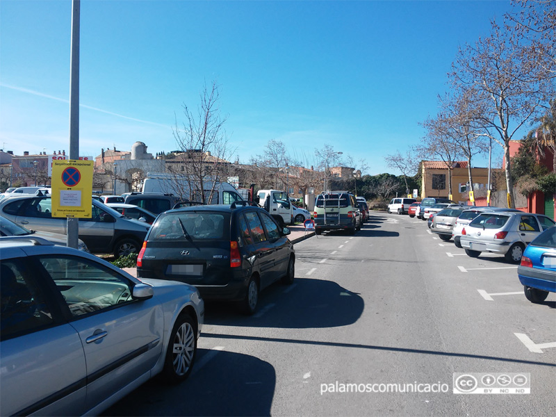 Senyalització al carrer del Terç dels Napolitans informant que demà s'hi farà una neteja intensiva.
