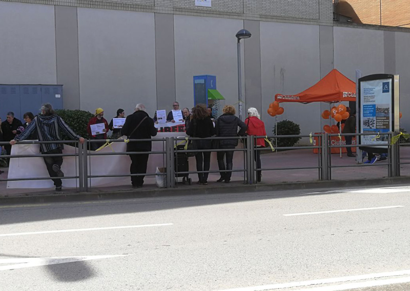 Carpa informativa de C's i manifestants a favor de la llibertat dels presos polítics, dissabte a l'avinguda de Catalunya. (Foto: A. Bartolomé).