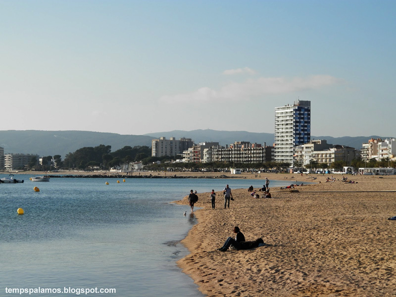 La gent torna a trepitjar les platges després de la pausa d'hivern. (Foto: Jordi Fernàndez tempspalamos.blogspot.com).