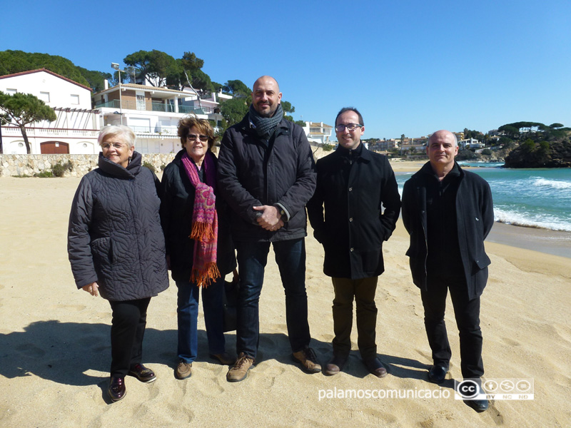 Representants d'Oncolliga, Club Esportiu Palamós i autoritats municipals, avui a La Fosca.