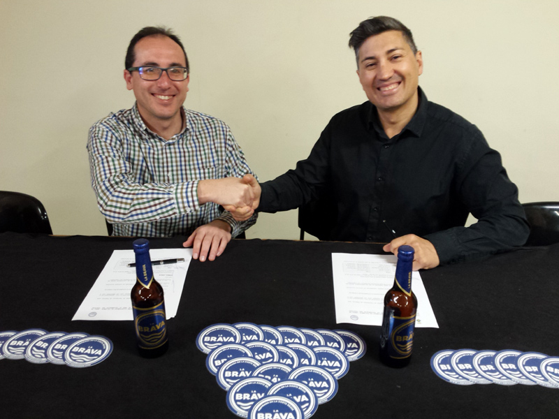 L'alcalde Lluís Puig i el representant de l'empresa La Brava Beer, Sergi Carmona, signant l'acord de patrocini. (Foto: Ajuntament de Palamós).