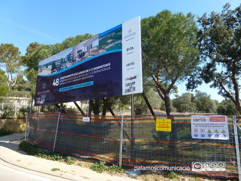 Cartell de la promoció urbanística en els terrenys on es construirà.