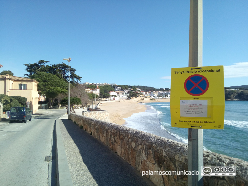 Senyalització a La Fosca informant que demà s'hi farà una neteja intensiva.