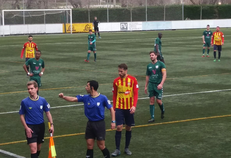 Un instant del partit d'ahir entre Vilafranca i Palamós. (Foto: S. Cortés).