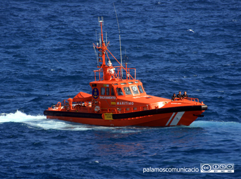 La Salvamar Sirius, amb base a Palamós, participa en la recerca del passatger desaparegut.