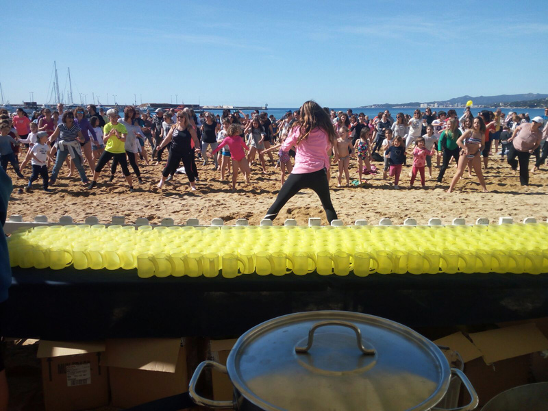 Sessió d'aerobic abans del Primer Bany de l'Any. (Foto: CN Palamós).