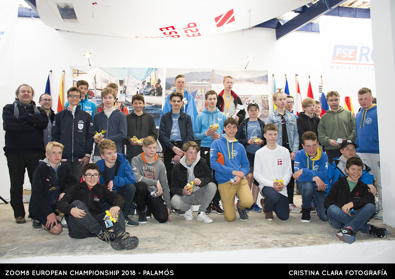El Zoom 8 és una competició de vela juvenil per a nois i noies d'entre 12 i 17 anys. 