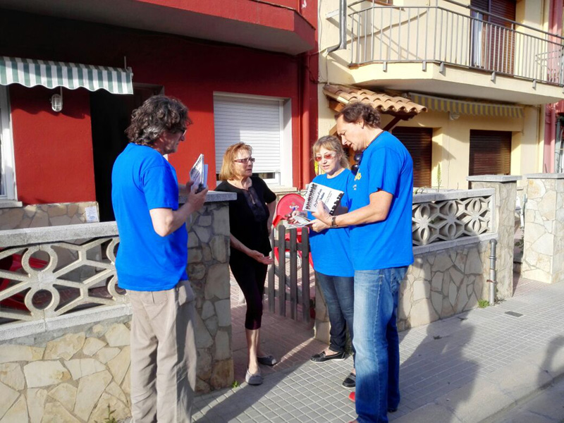 L'equip de Junts X Palamós i Sant Joan, fent porta a porta durant la passa campanya electoral.