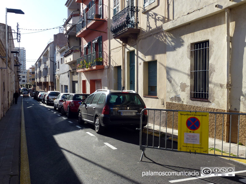 Senyalització al carrer de Salvador Albert i Pey informant que demà s'hi farà una neteja intensiva.