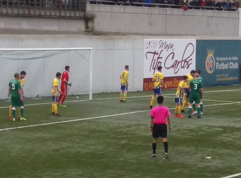 Acció defensiva del partit d'ahir a Cerdanyola. (Foto: Sergi Cortés).