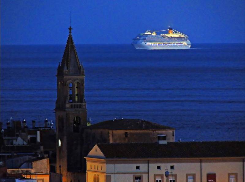 Un creuer a la bahia de Palamós amb l'església en primer pla. (Foto: Anna Pérez).