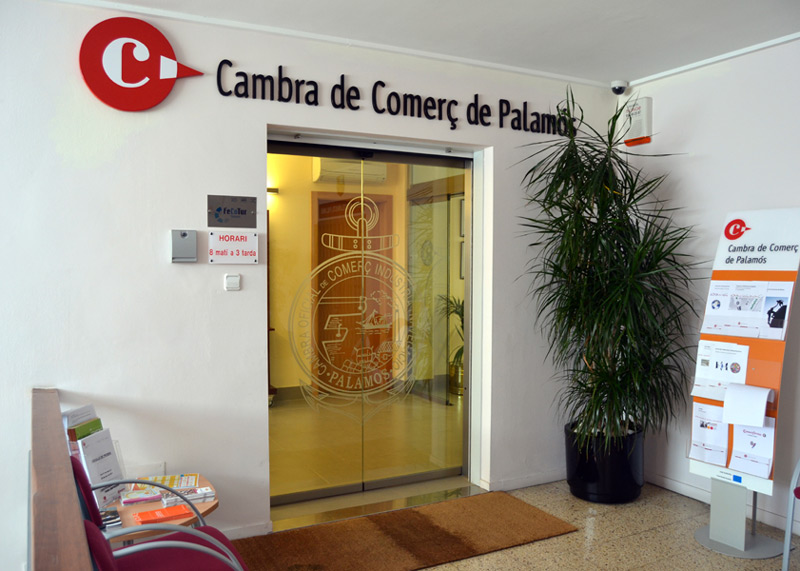 Seu de la Cambra de Comerç de Palamós, a les Galeries Carme.