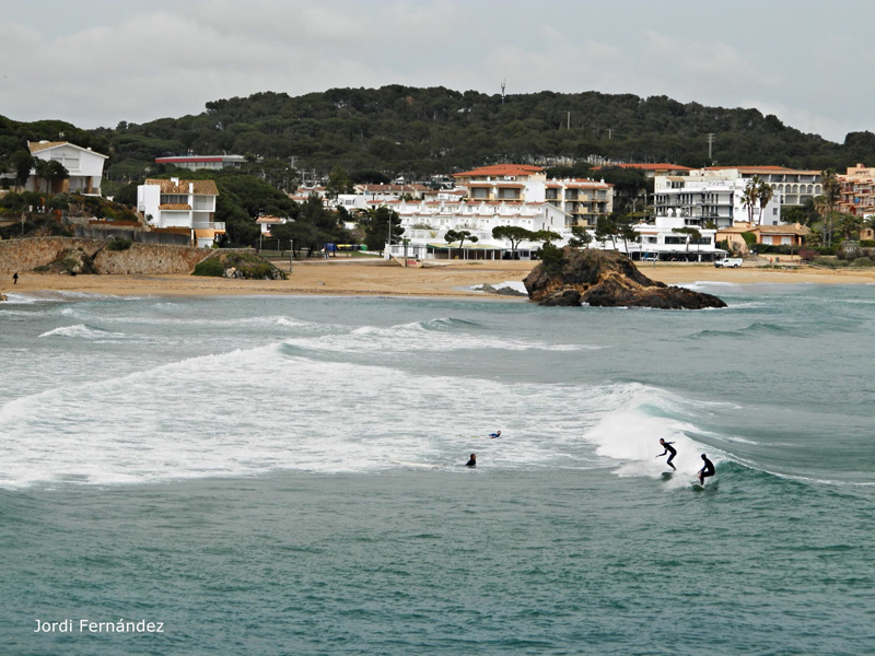 Surfistes a la platja de La Fosca, aquesta setmana passada. (Foto: J. Fernández. tempspalamos.blogspot.com).