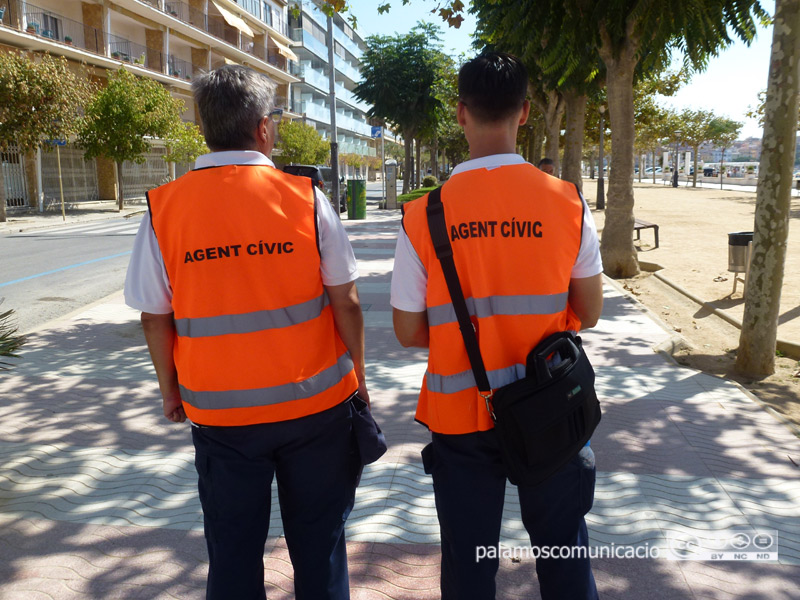 Una parella d'agents cívics pel passeig del Mar de Palamós.