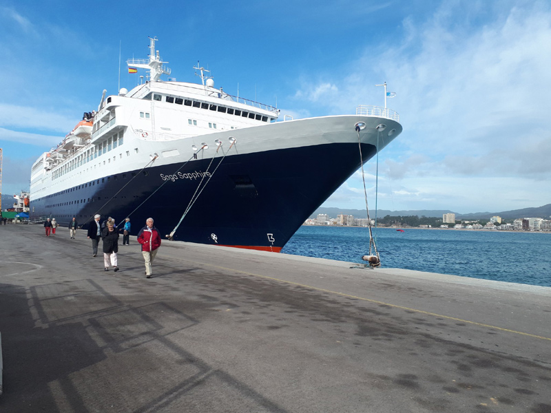 Creueristes baixant d'un vaixell turístic al port de Palamós.