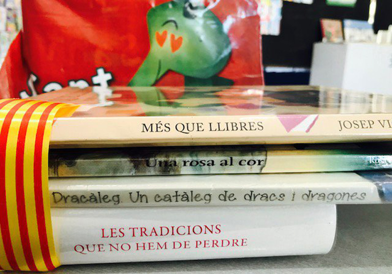 Els llibres, protagonistes dels actes de celebració de la diada de Sant Jordi. (Foto: Biblioteca Lluís Barceló i Bou).