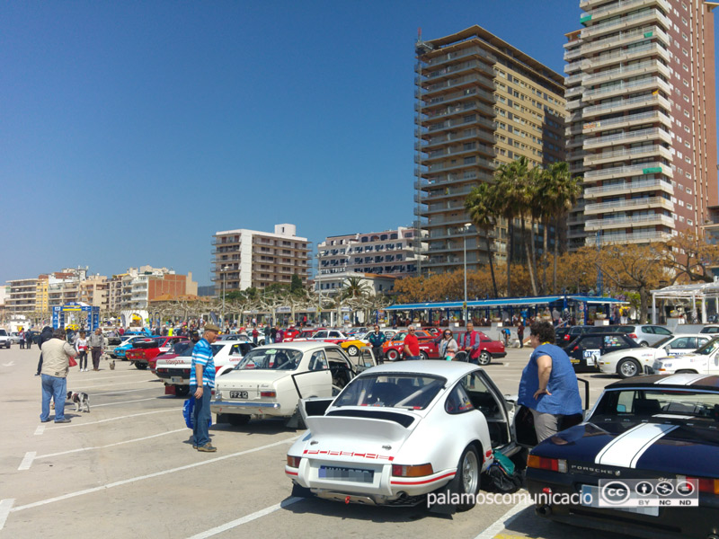 Cotxes antics històrics, aquest matí al pàrquing de la platja Gran.