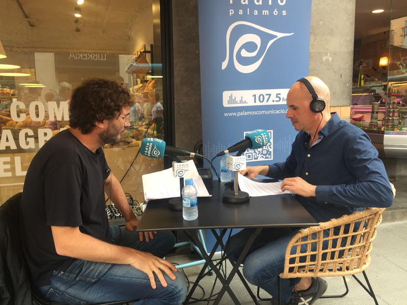 Carlos Ribas i Jordi Rodríguez, fent l'informatiu des de l'espai cedit per la Fleca de l'Empordà.