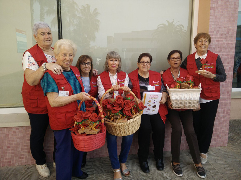El grup de voluntàries de l'Hospital amb les roses que han confeccionat per repartir entre les persones internes. Foto SSIBE