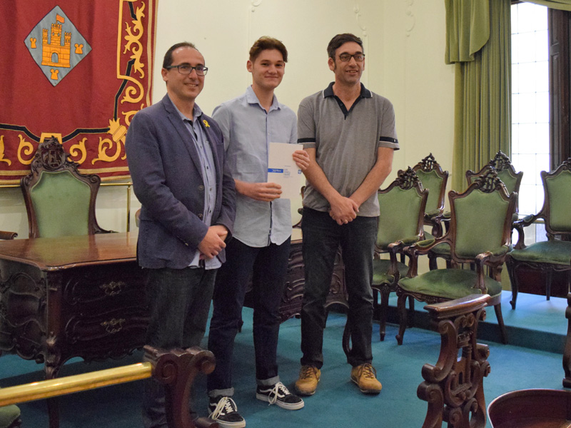 Jordi Morcillo, guanyador de l'edició de l'any passat, entre l'alcalde Lluís Puig i el regidor de Cultura, Francesc Subirats.(Foto:Ajuntament Palamós)