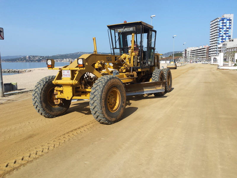 Màquines anivellant la superfície de l'aparcament de la platja Gran. (Foto: Ajuntament de Palamós).