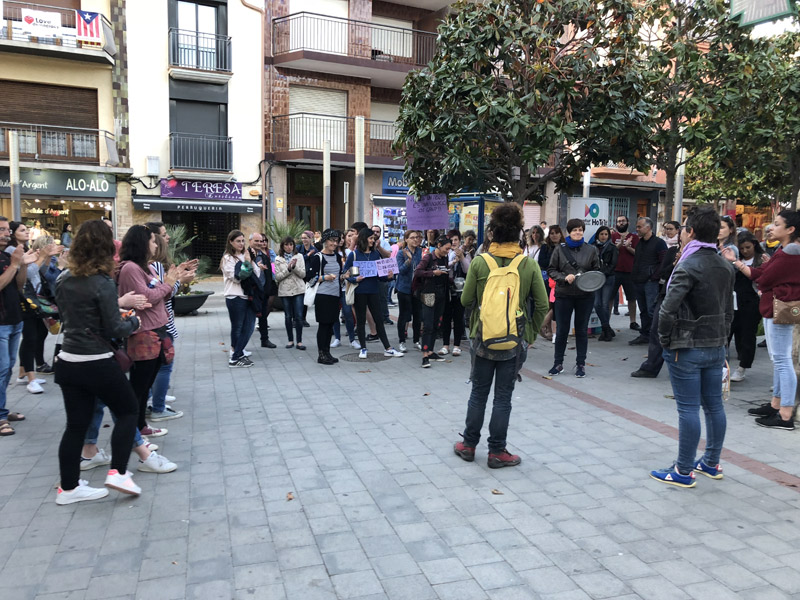 La concentració es va fer ahir al vespre a la plaça dels Arbres de Palamós. (Foto: Josep Lois).