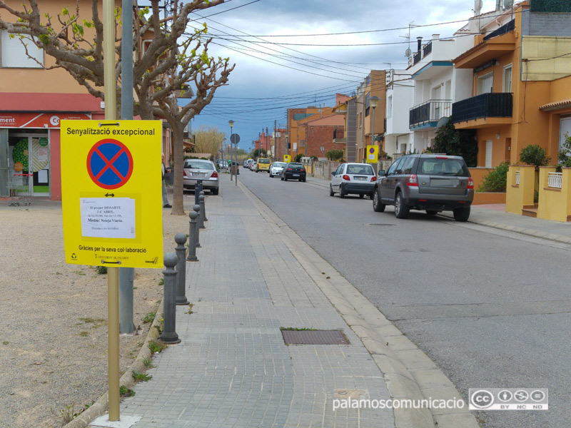 Senyalització al carrer de Zoilo Costart informant que demà s'hi farà una neteja intensiva.